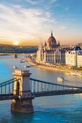 Acrylglasbilder Budapest Parlament und Kettenbrücke bei Nacht  © marinadatsenko