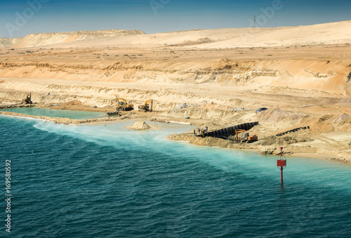 Ausführung restlicher Bauarbeiten am im August 2015 neu eröffneten Erweiterungskanal des Suezkanals