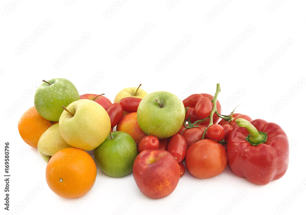 fruits et légumes vitaminés sur fond blanc