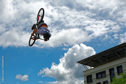 Compétition de BMX: saut extrême free style  photo