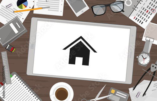 Schreibtisch mit Tablet - Haus