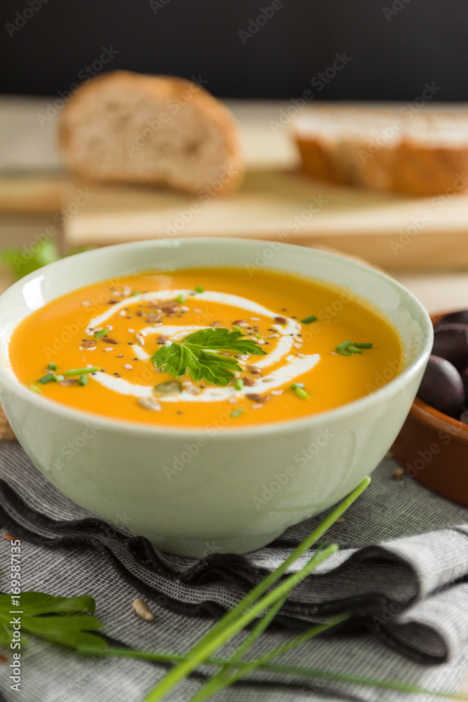 Crema de calabaza y zanahoria con un corito de nata, un poco de perejil y semillas. Crema de calabaza y zanahoria con un corito de nata, un poco de perejil y semillas.