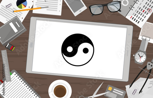 Schreibtisch mit Tablet - Yin-Yang