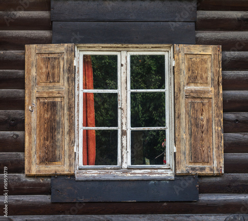 Fensterläden an einem Blockhaus