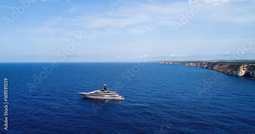 yatch en mer côte espagnole, Minorque © Fly_and_Dive