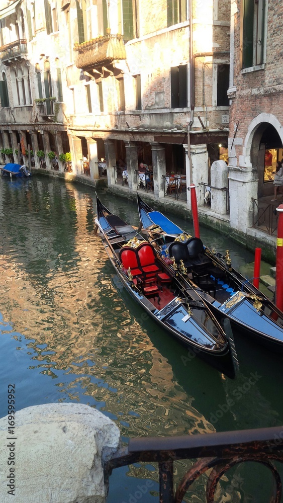 gondole ormeggiate in un canale veneziano