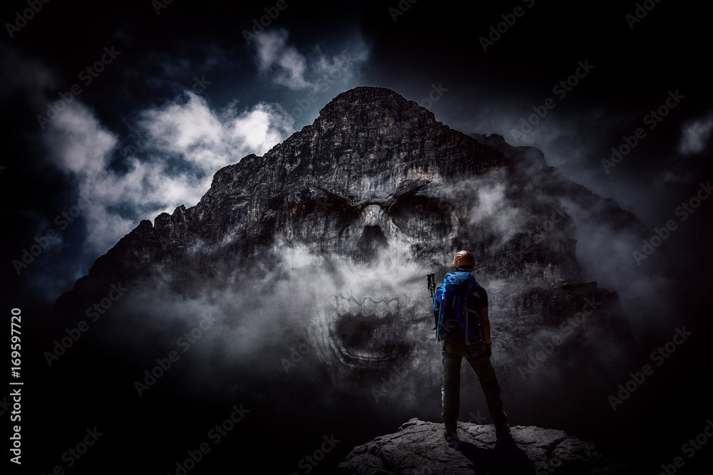 Bergsteiger blickt der Gefahr am Berg entgegegen