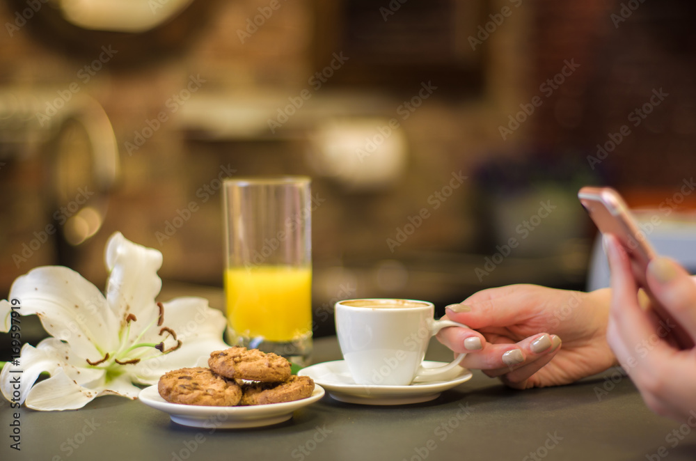 Mulher tomando café da manhã, mesa com alimentos e bebidas Mulher tomando café da manhã, mesa com alimentos e bebidas