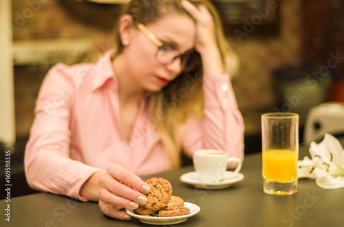 Mulher jovem preocupada tomando café