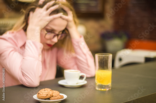 Mulher jovem preocupada no caf   da manh  