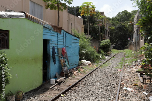 Häuser direkt an der Bahnstrecker in Colombo photo