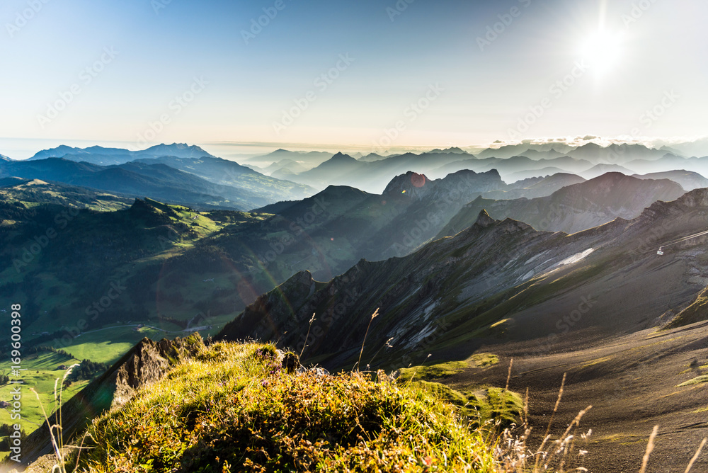 Fototapeta premium Góry rano z Brienzer Rothorn w kierunku Lucerny, Oberlandu Berneńskiego, Alp, Szwajcarii