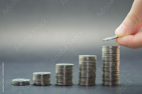 Ótimo conceito de inflação, economia e poupança, pilha de moedas crescente. photo