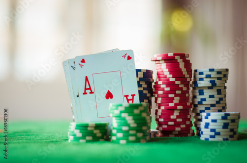 Mão vencedora de poker, all-in, par de ás, quatro ás