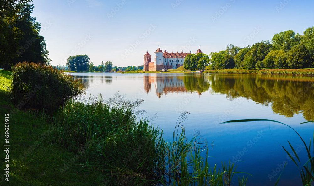 Obraz premium Medieval castle on the shore of the lake. Castle in Mir, Belarus - historical heritage of Belarus.