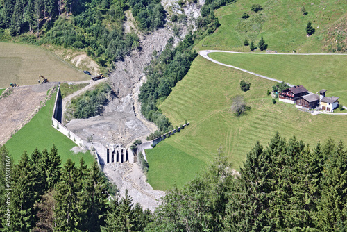 Luftbild eines Bergbachs mit Geröllsperre im Großarltal, Österreich nach Murgang