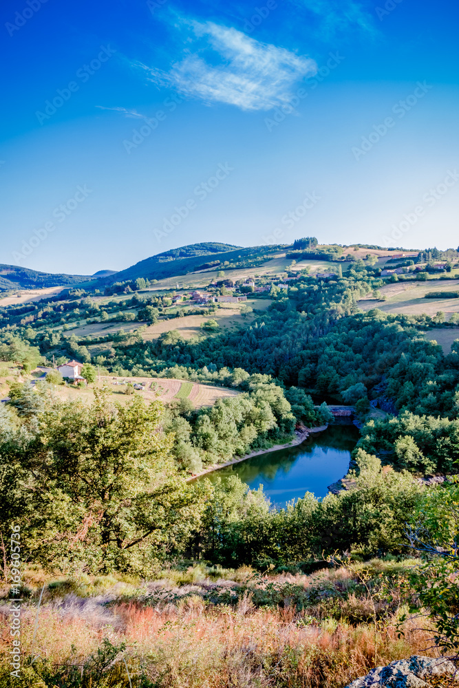 Le lac du barrage de Couzon dans le parc du Pilat