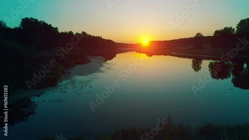 Полет на рекой на фоне заката