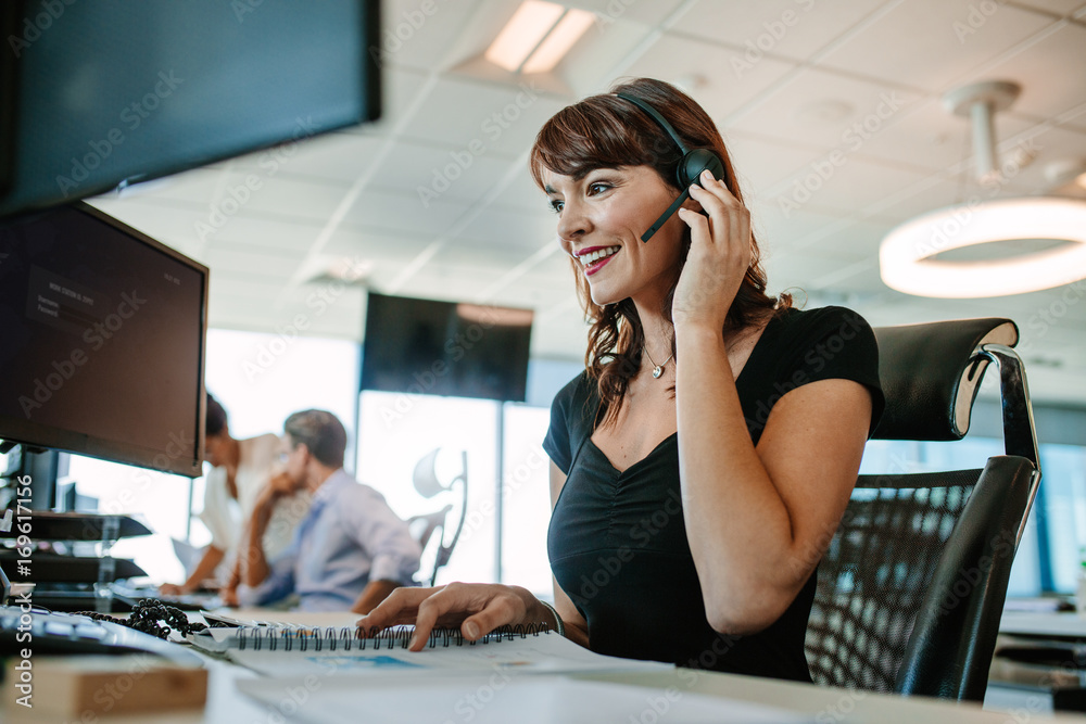 Woman working in call center - obrazy, fototapety, plakaty 