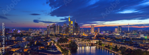 Frankfurt Skyline am Abend