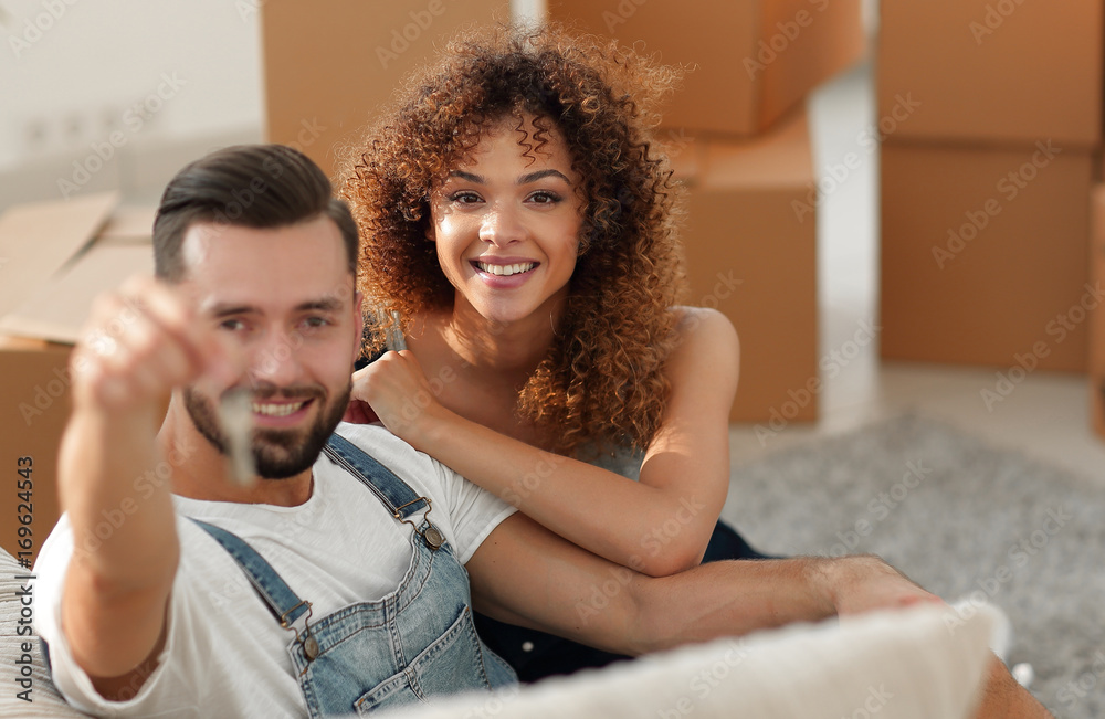 Obraz premium Young couple with a key to a new apartment.