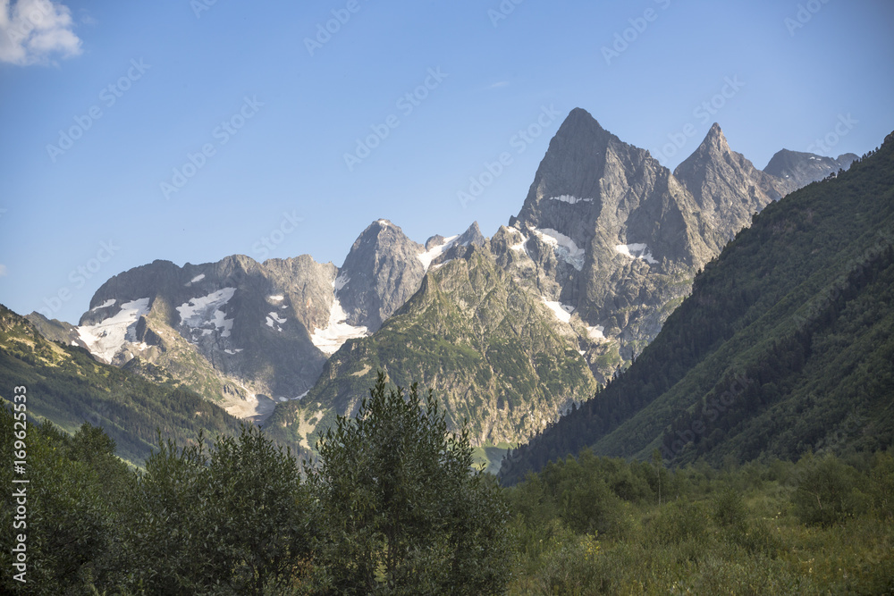 Горный пейзаж, Красивый вид на горные вершины в живописном ущелье, солнечная погода, дикая природа Северного Кавказа