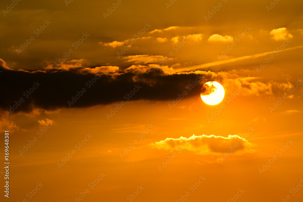 Fototapeta premium Sonnenuntergang mit Wolken