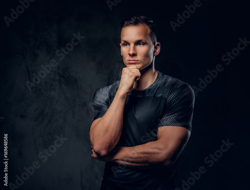 Sporty male over grey background. © Fxquadro