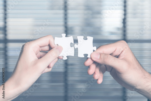 Canvastavla business persons holding pieces of jigsaw puzzle