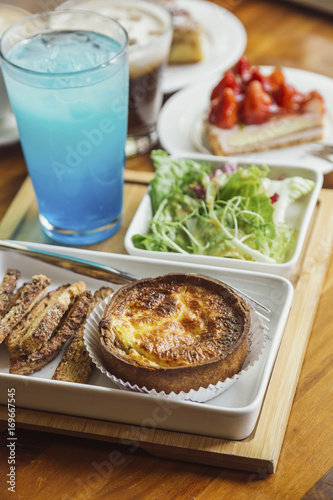 egg tart and drink photo