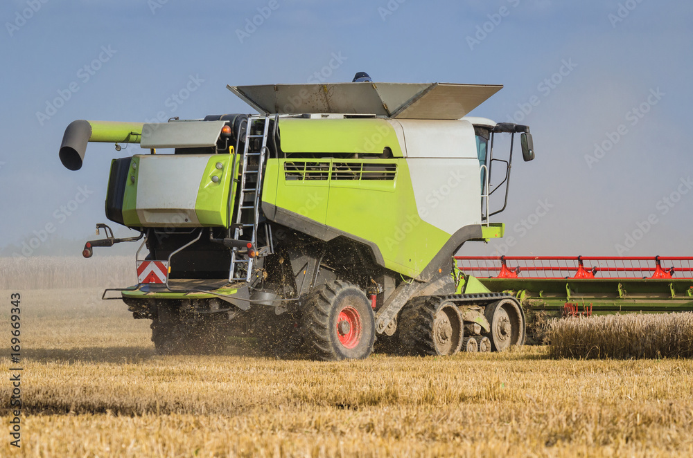 Obraz premium COMBINE HARVESTER- Agricultural vehicle on the field
