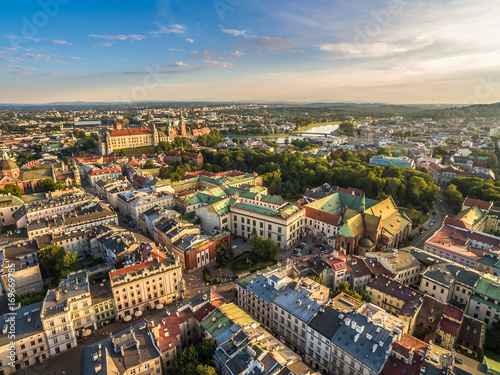 Kraków - krajobraz starego miasta z lotu ptaka, z widocznym zamkiem królewskim na Wawelu i  Wisłą. photo