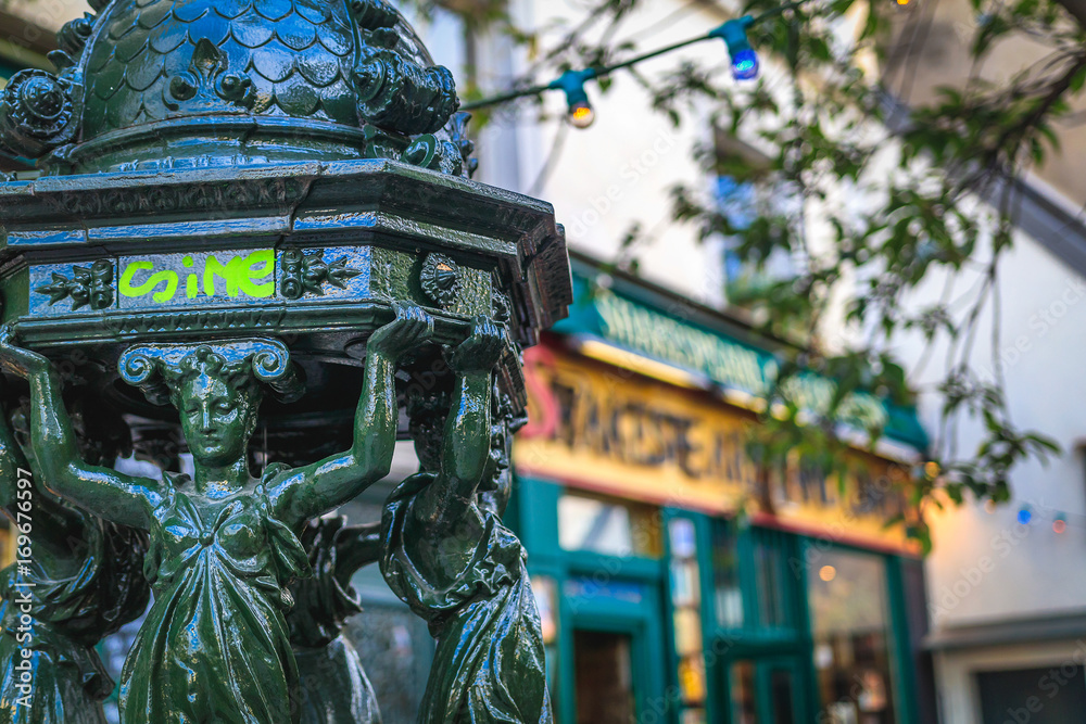 Green statues, Paris