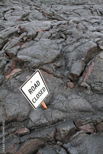 USA, Hawaii, Pāhoa, End of Chain of Craters Road wo vor vielen Jahren die Lava die Straße überflossen hat und erstarte. Selbst das damals aufgestellte Schild Road closed wurde mit eingeschlossen photo