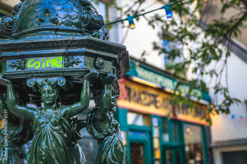 Obraz na płótnie Green statues, Paris w salonie