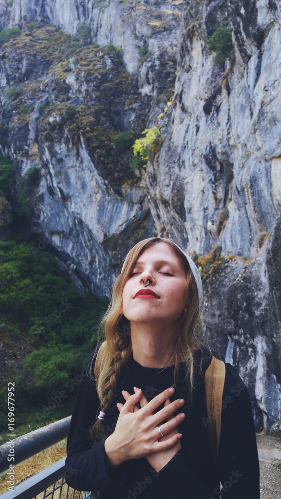 Retrato de una mujer rubia disfrutando de un día de excursión en la naturaleza Retrato de una mujer rubia disfrutando de un día de excursión en la naturaleza