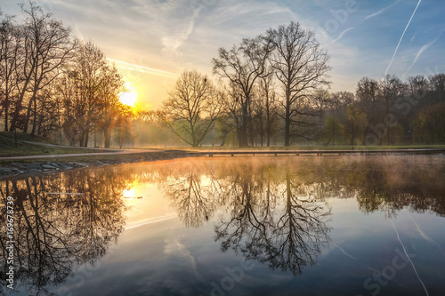 Obraz na płótnie Foggy Stromovka Sunrise, Prague w salonie