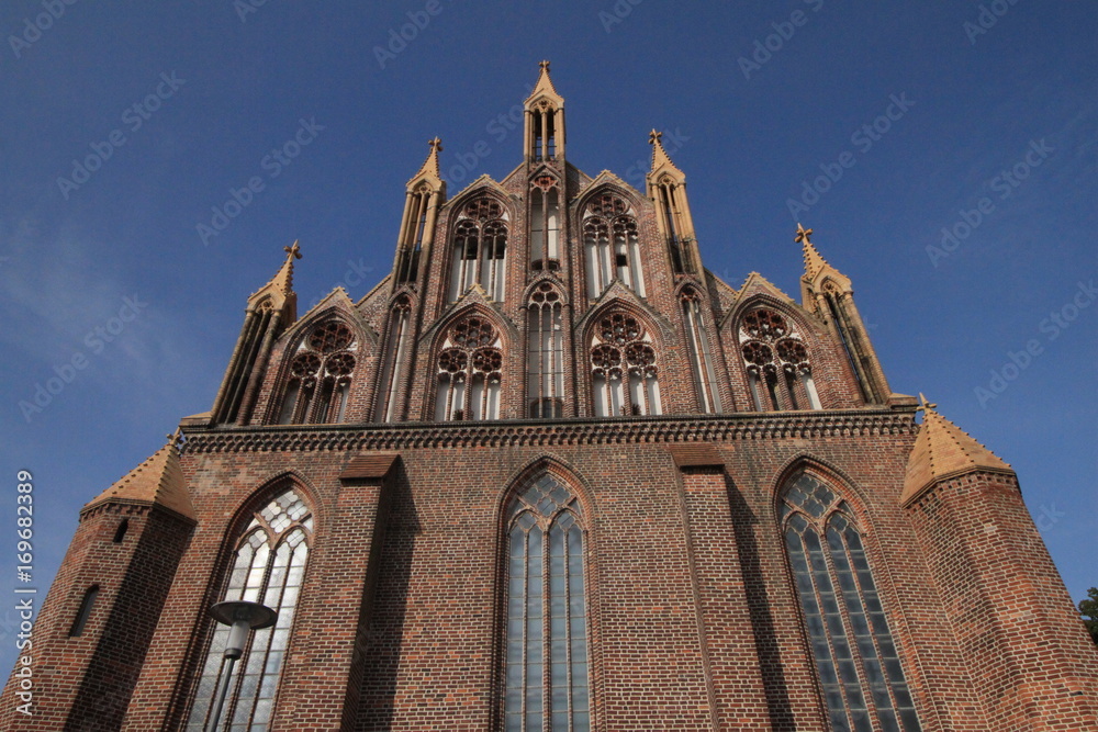 Imposanter Ostgiebel der Neubrandenburger Marienkirche