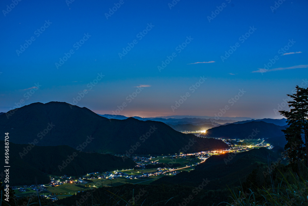 夏の山並・光の流れ、夜景