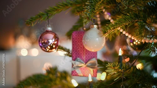 Weihnachtsbaum close up pinkes Geschenk photo