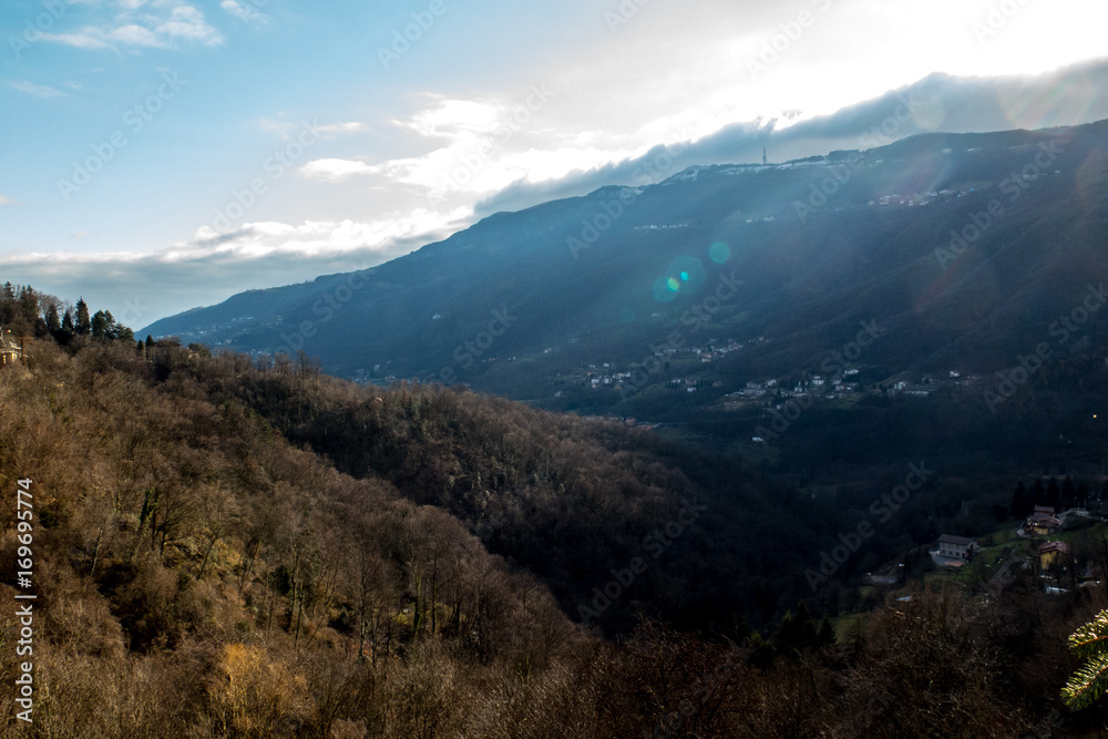 Obraz premium Mountain city, Italy, water clouds, architecture