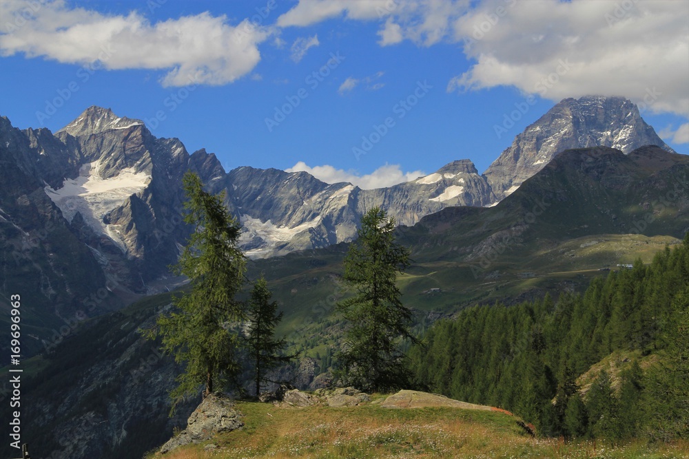 Cervin et dent d'Herens vus depuis Cheneil, Italie