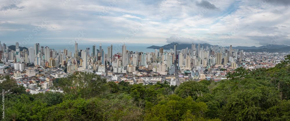 Fototapeta premium Panoramiczny widok z lotu ptaka na budynki w mieście Balneario Camboriu - Balneario Camboriu, Santa Catarina, Brazylia