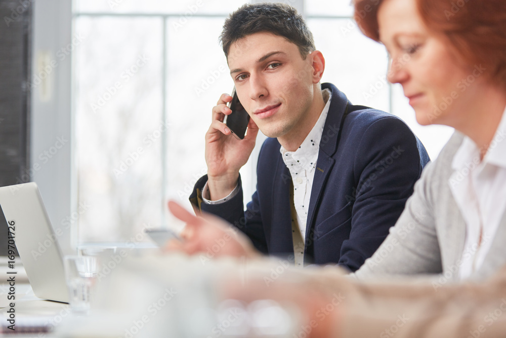 Start-Up Gründer mit Smartphone Start-Up Gründer mit Smartphone