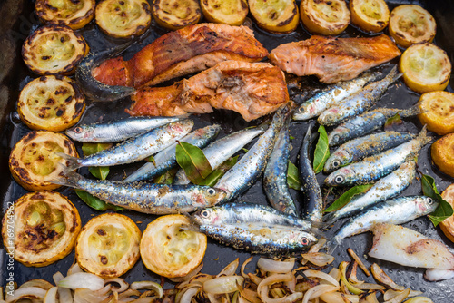 assortiment de poissons et de légumes à la plancha photo