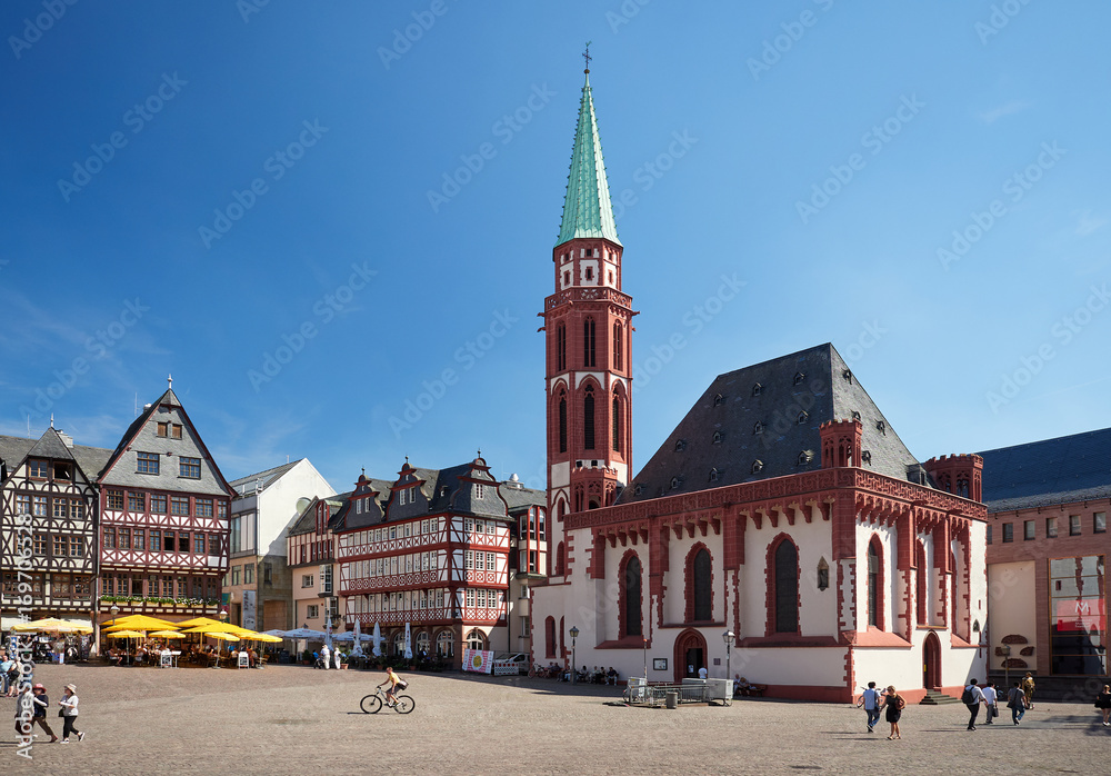 Fototapeta premium Frankfurt am Main: Römerberg mit Nikolaikirche