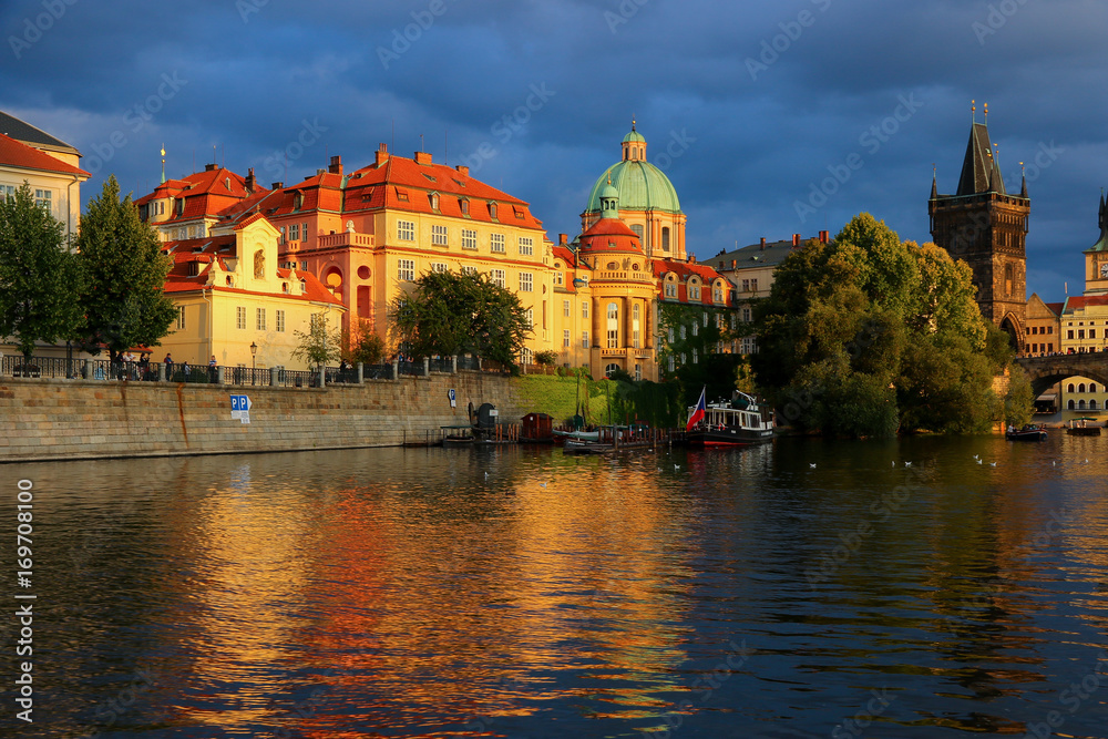 Obraz premium Reflections on the Vltava river at sunset in Prague city center