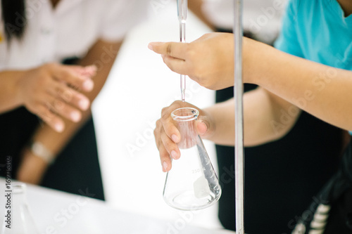 The volunteer camp teaches rural children how to use the science thread.Rural students are learning to use titration.