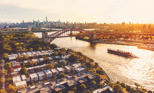 Foto Aerial view of the Hell Gate Bridge over the East River in New York City