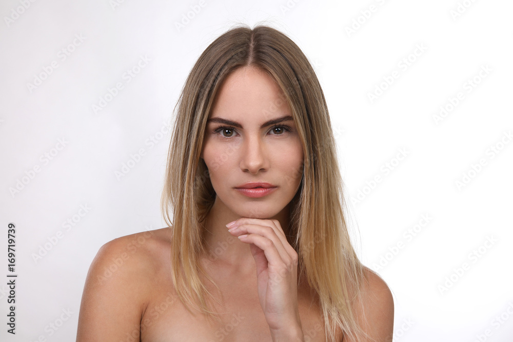 Hübsche blonde Frau mit nackten Schultern Hübsche blonde Frau mit nackten Schultern